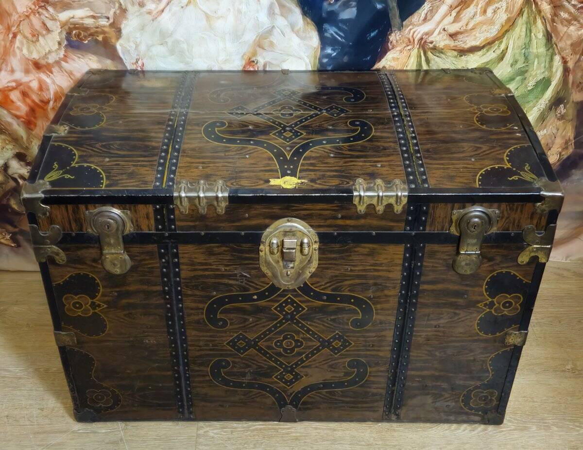 Malle de voyage en métal en faux semblant de bois décoré –époque Napol