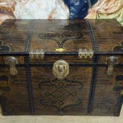 Malle de voyage en métal en faux semblant de bois décoré –époque Napol