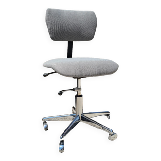 Desk chair with wheels