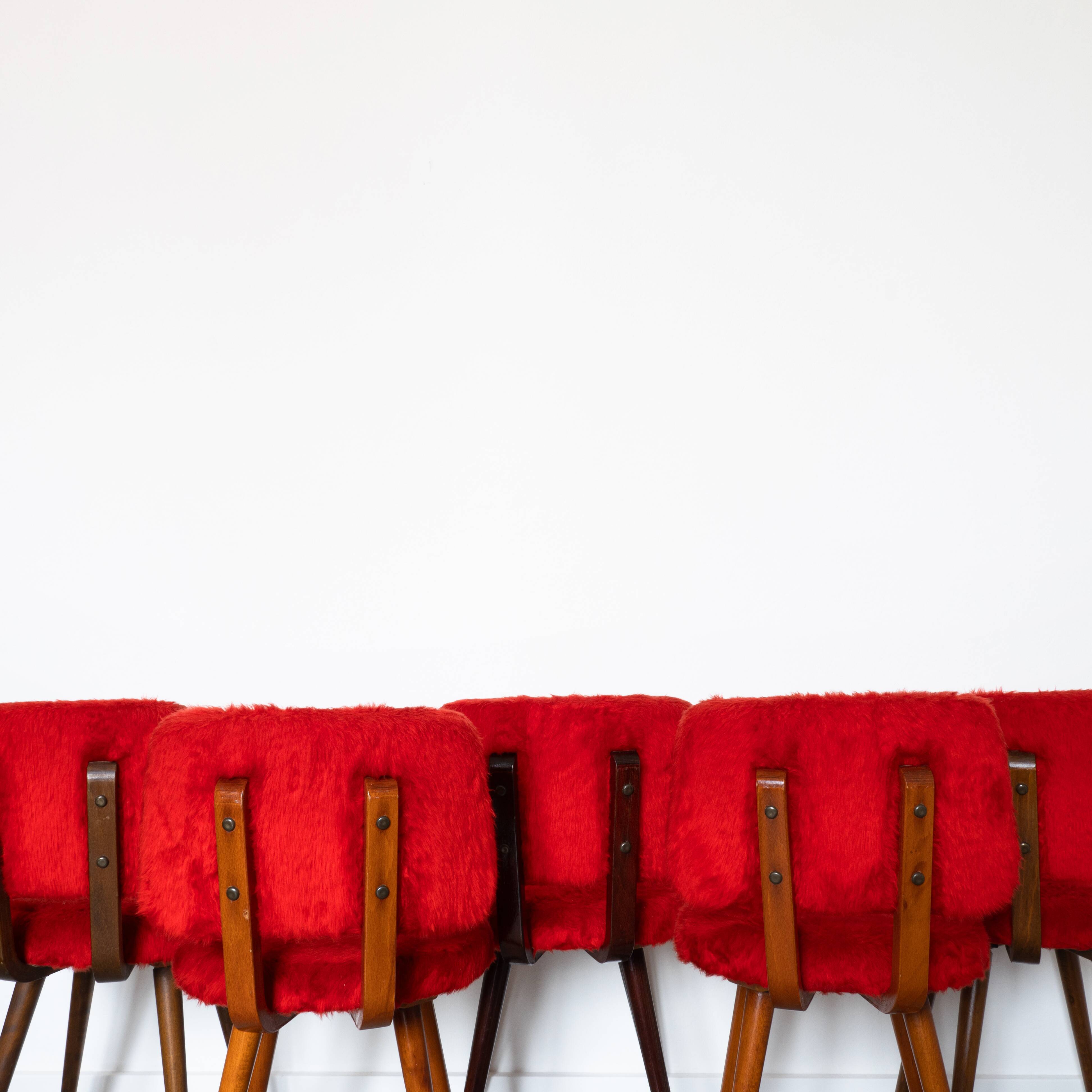 Set of 5 wooden chairs with red Pelfran moumoute