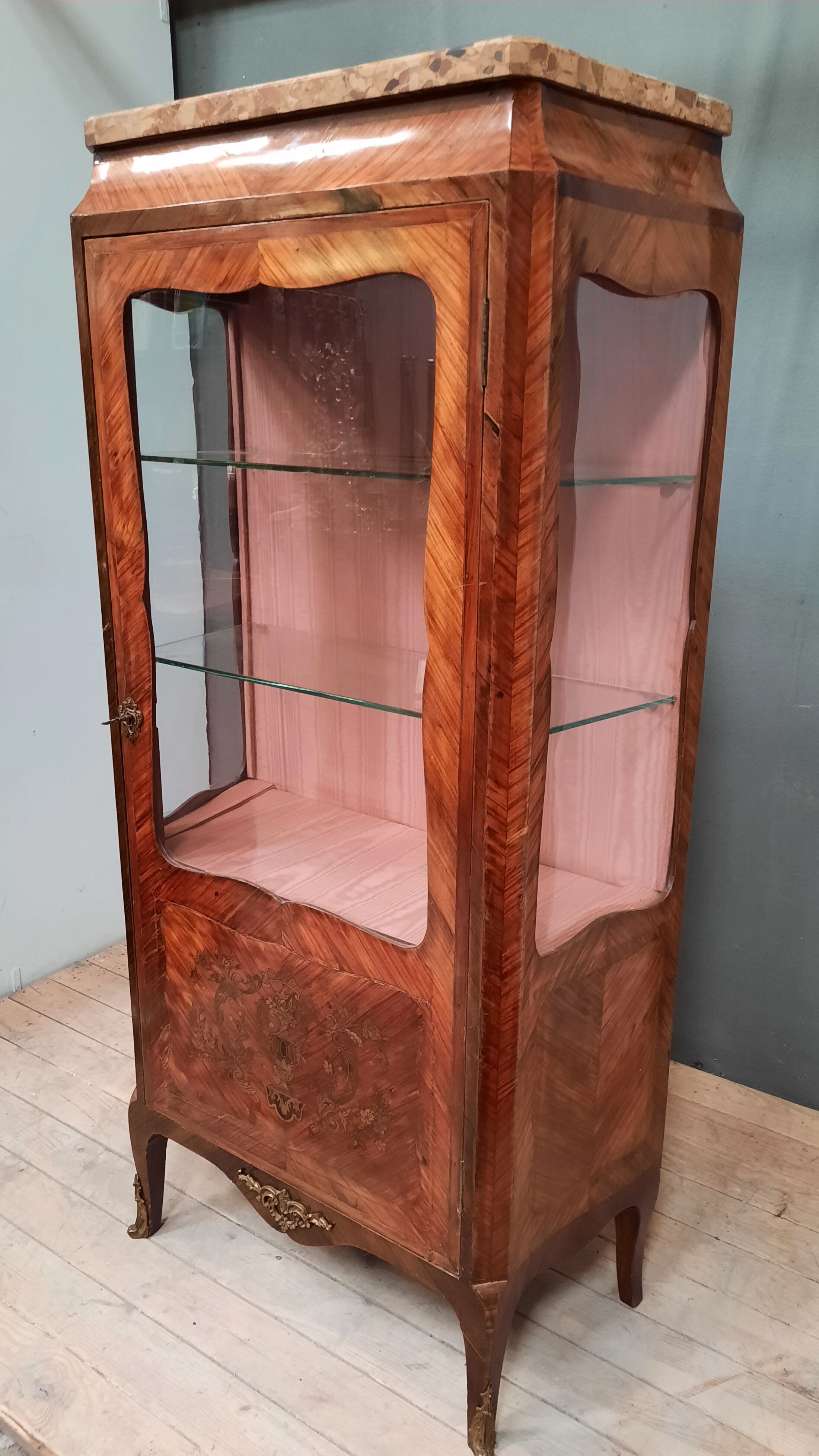 Louis xv showcase with a marble door