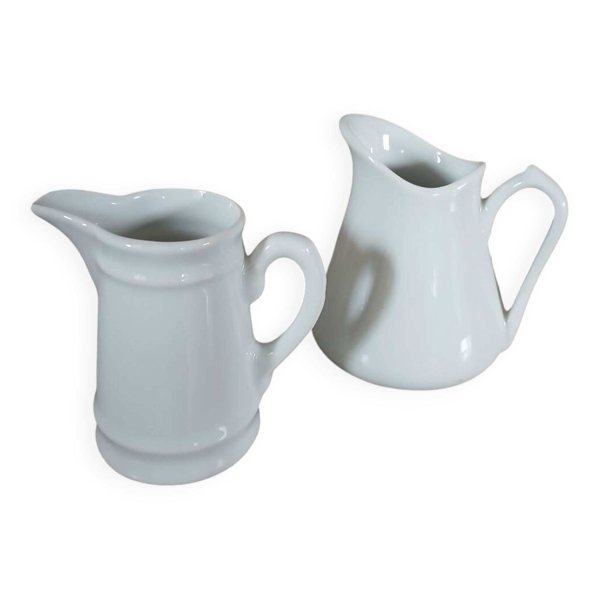 2 petits pichets en porcelaine blanche