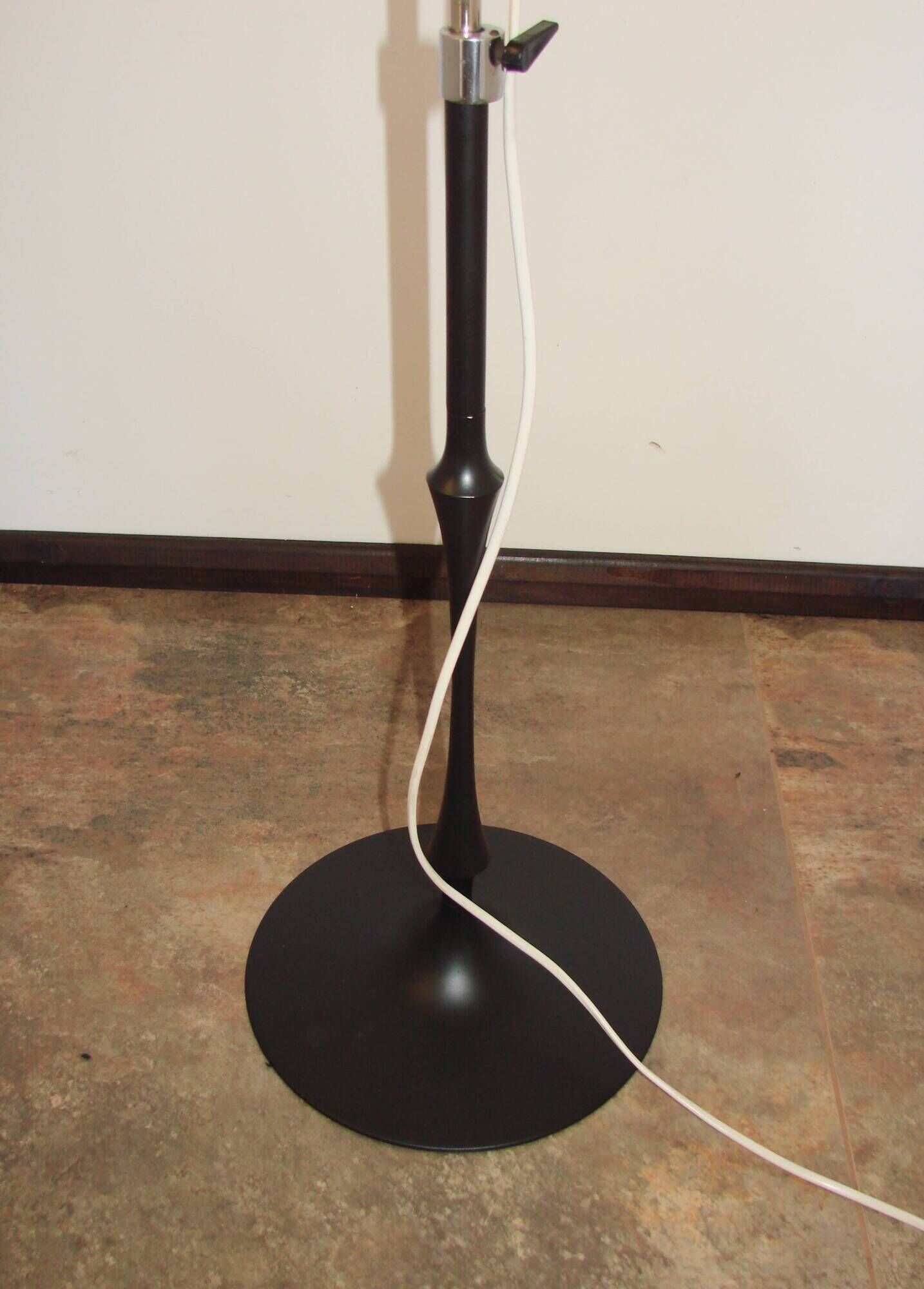 Une lampe de sol Vitra T25 des années 1970.