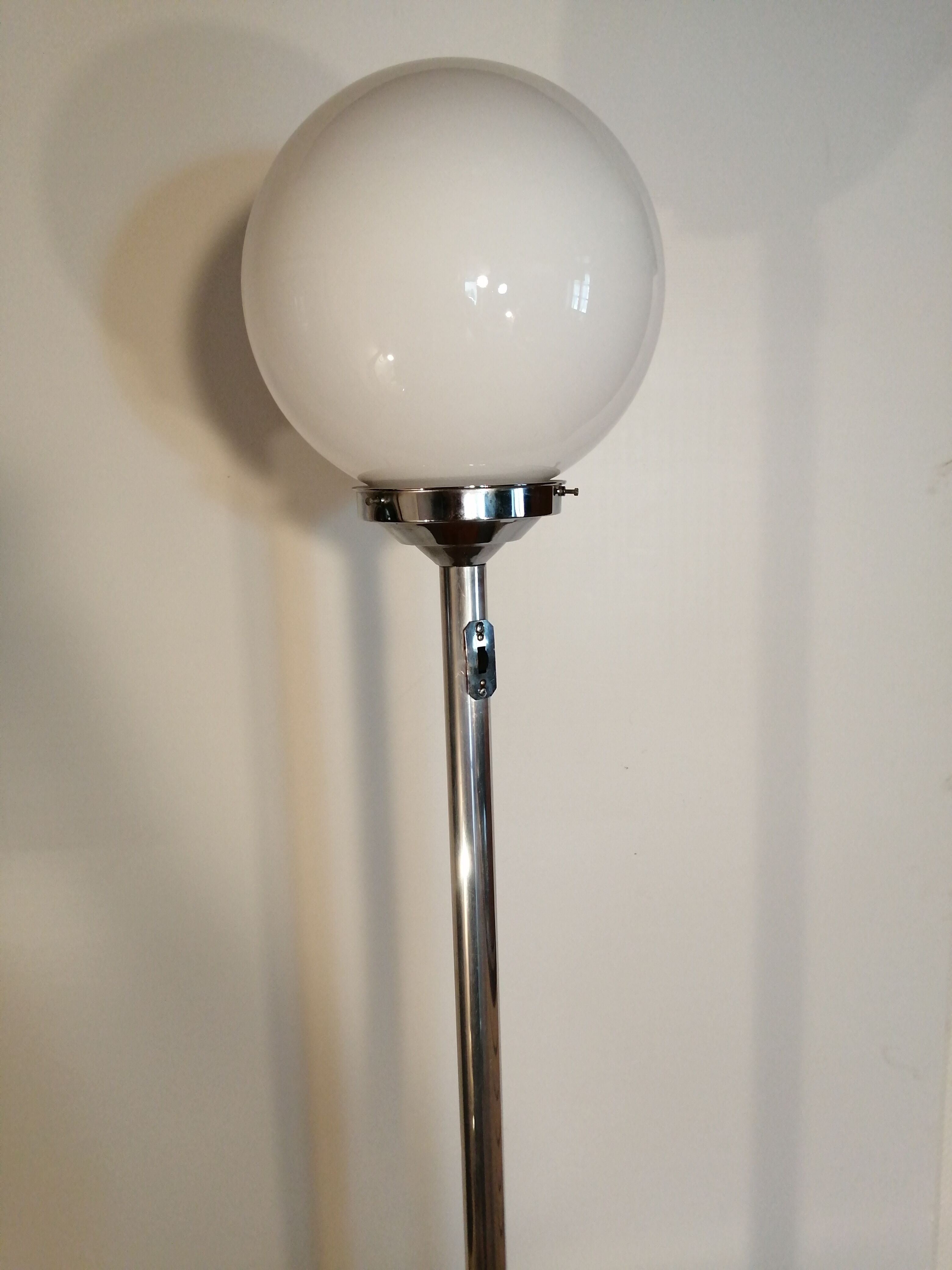Globe floor lamp, in opaline and chrome with its wooden shelf Vintage, 1950-60