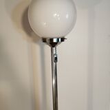 Lampadaire globe, en opaline et chromé avec sa tablette en bois Vintage, 1950-60