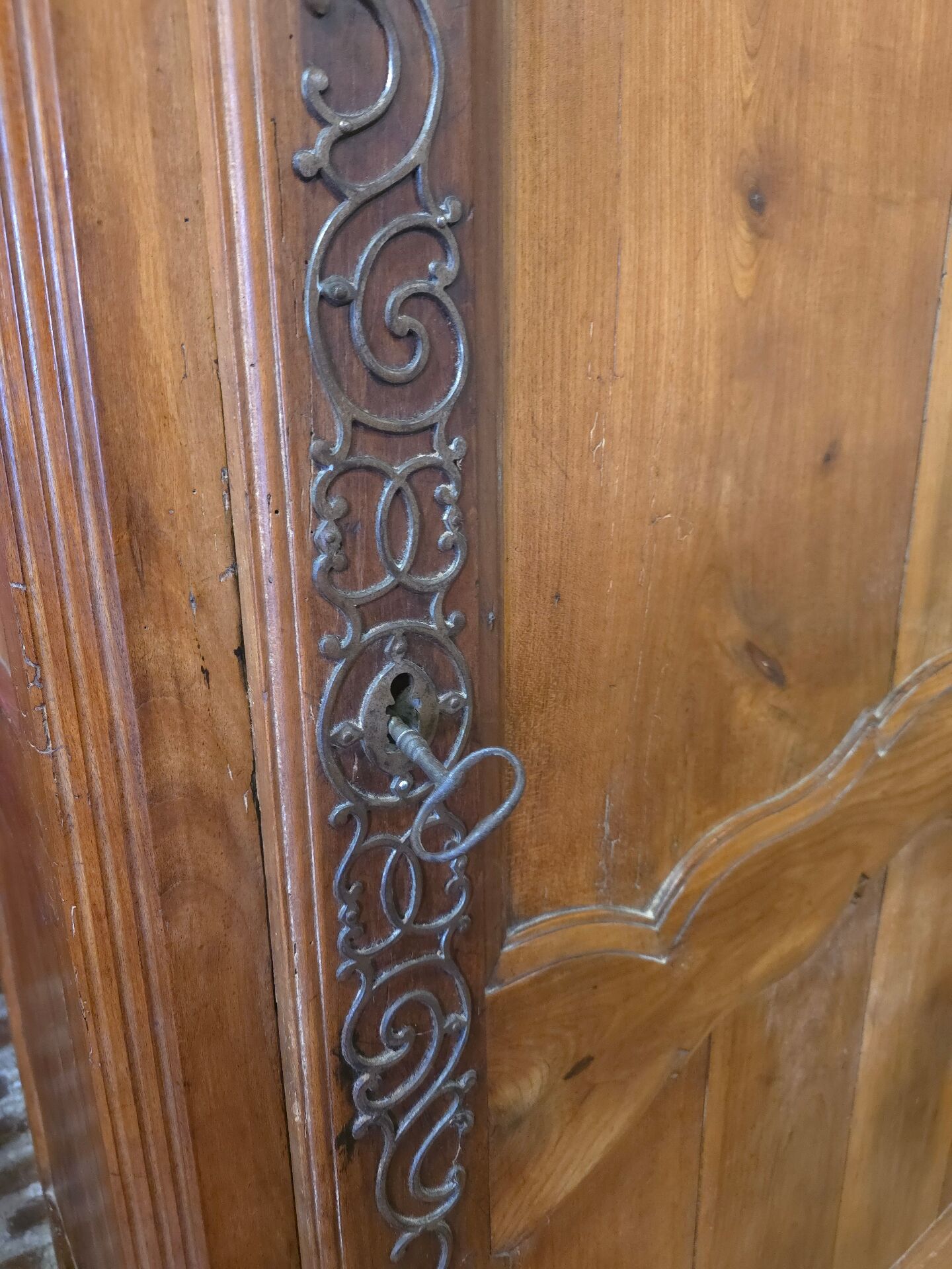 Armoire Bonnetière en noyer 18 eme