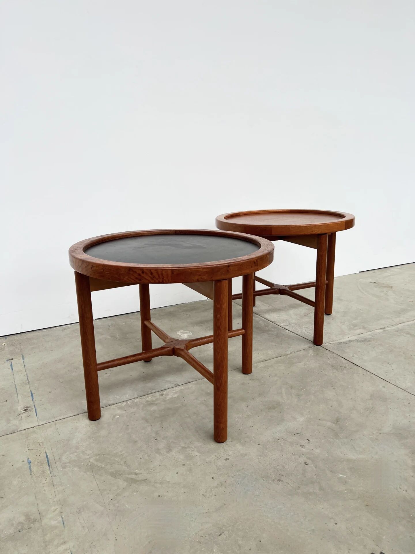 Duo of round coffee tables with a reversible top — Crossed base