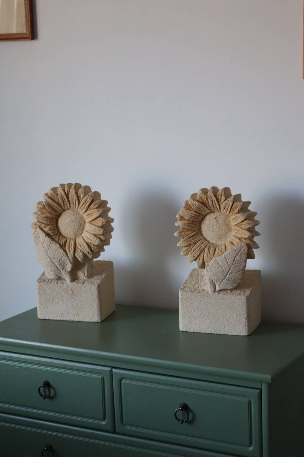 Pair of "Sunflower" lamps in carved stone – 1970s/80s