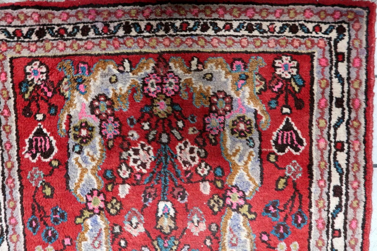 1920s handmade antique wool floral medallion rug, red, 87 × 151 cm - 1C1297
