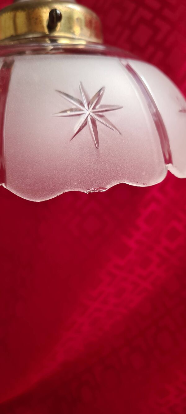 grande lampe 1900 laiton et abat jour verre  taillé  et opaque ,53x25 elec d origine ,