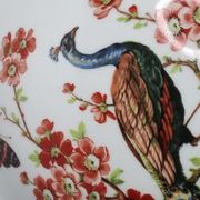 Bonbonnière en porcelaine à décor de paon, 18 cm