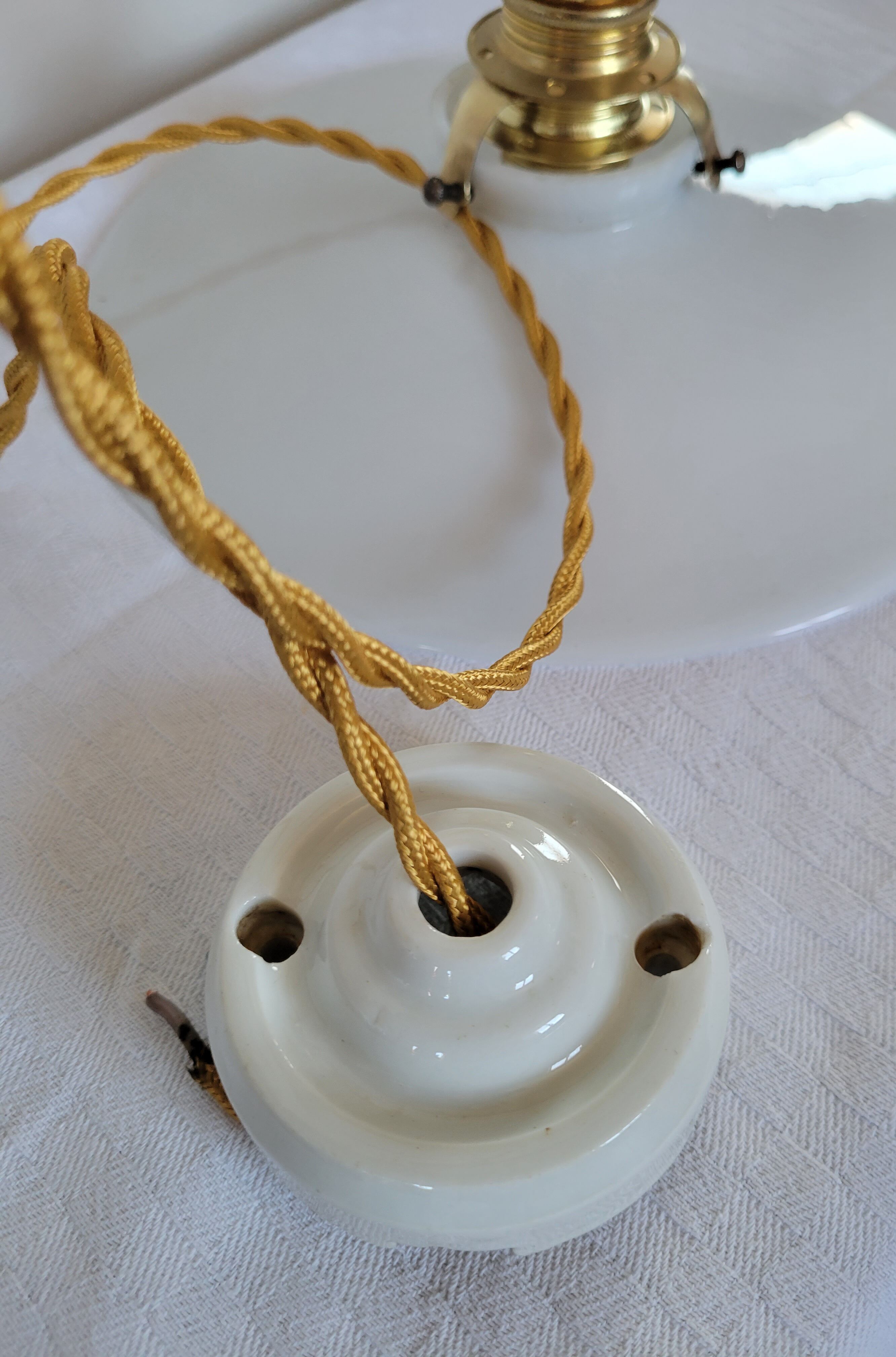 Smooth opaline suspension