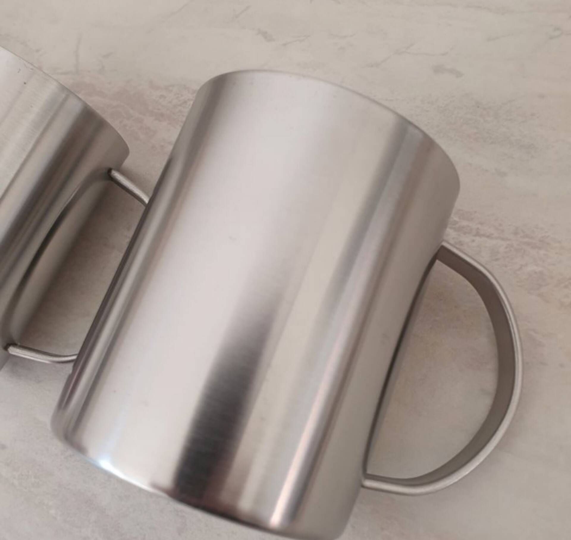 4 Grandes Tasses en inox et son support métallique