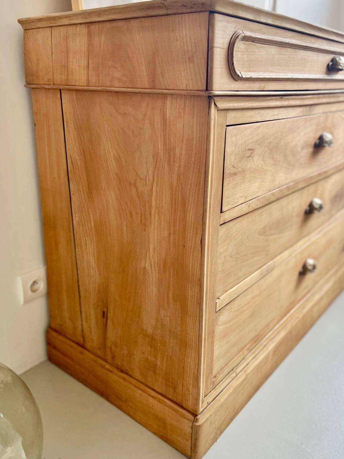 Commode ancienne, meuble de métier en orme massif