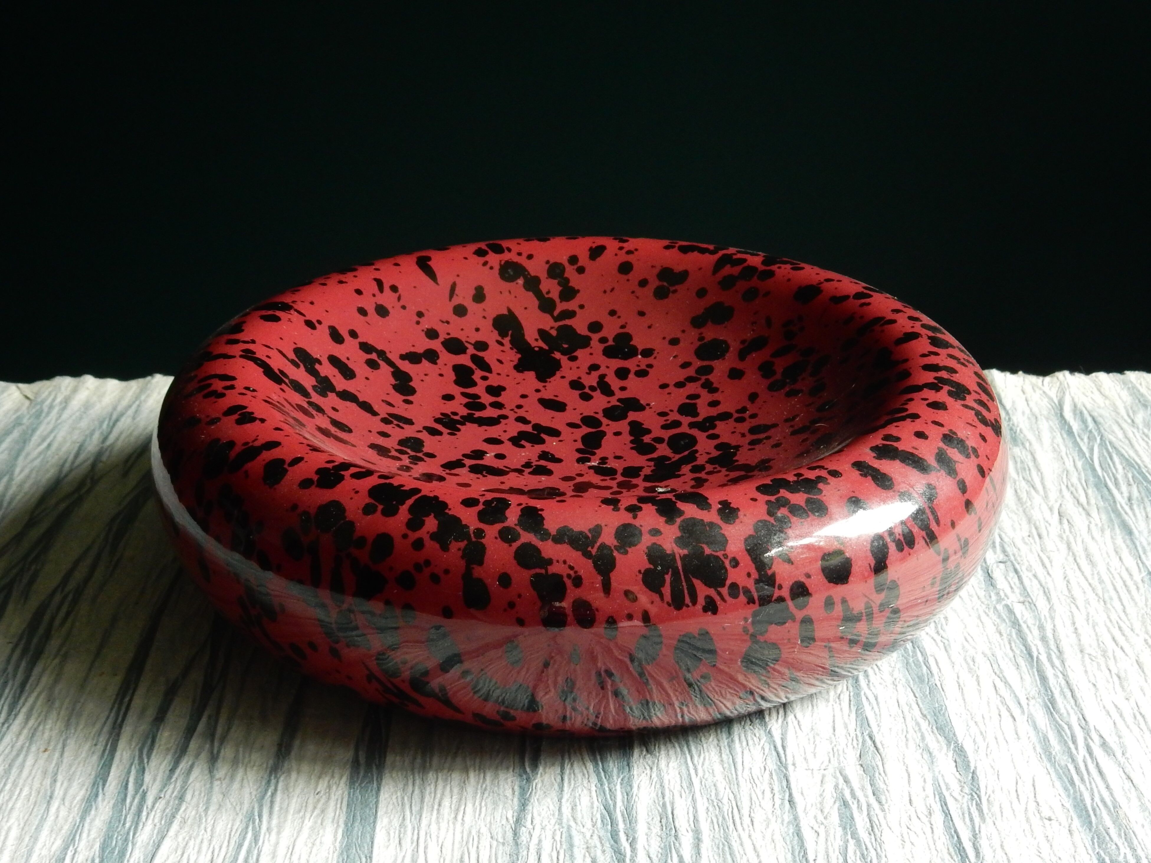 void round ceramic pocket from the 80s