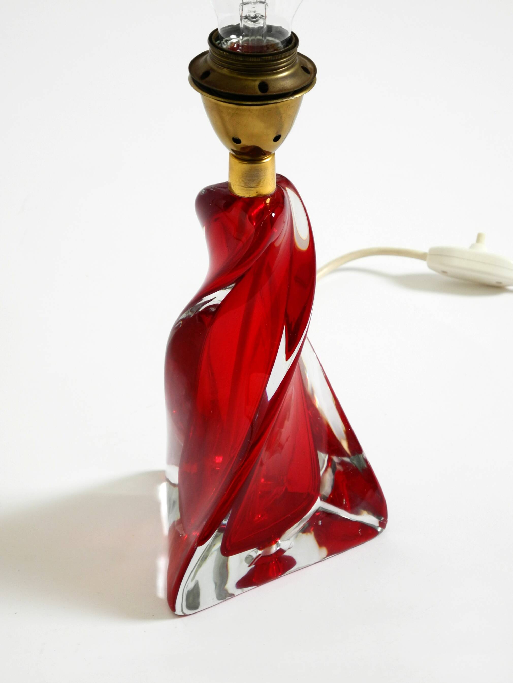 Lampe de table du milieu du siècle en verre cristal solide rouge et transparent.