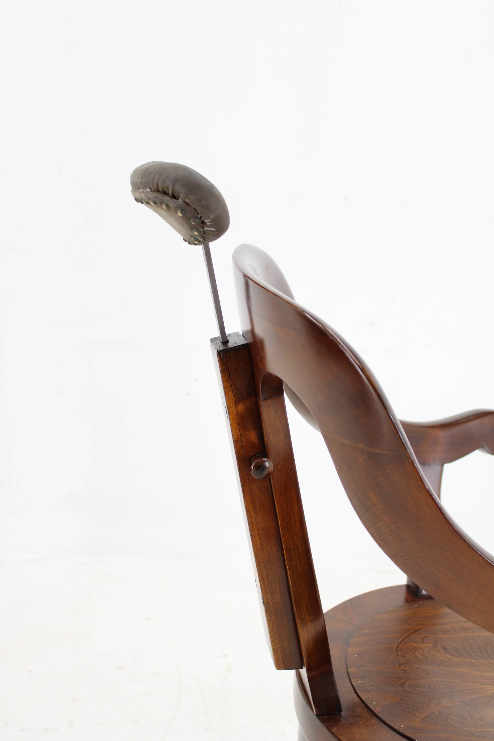 Chaise de barbier pivotante en hêtre restaurée des années 1920, Tchécoslovaquie