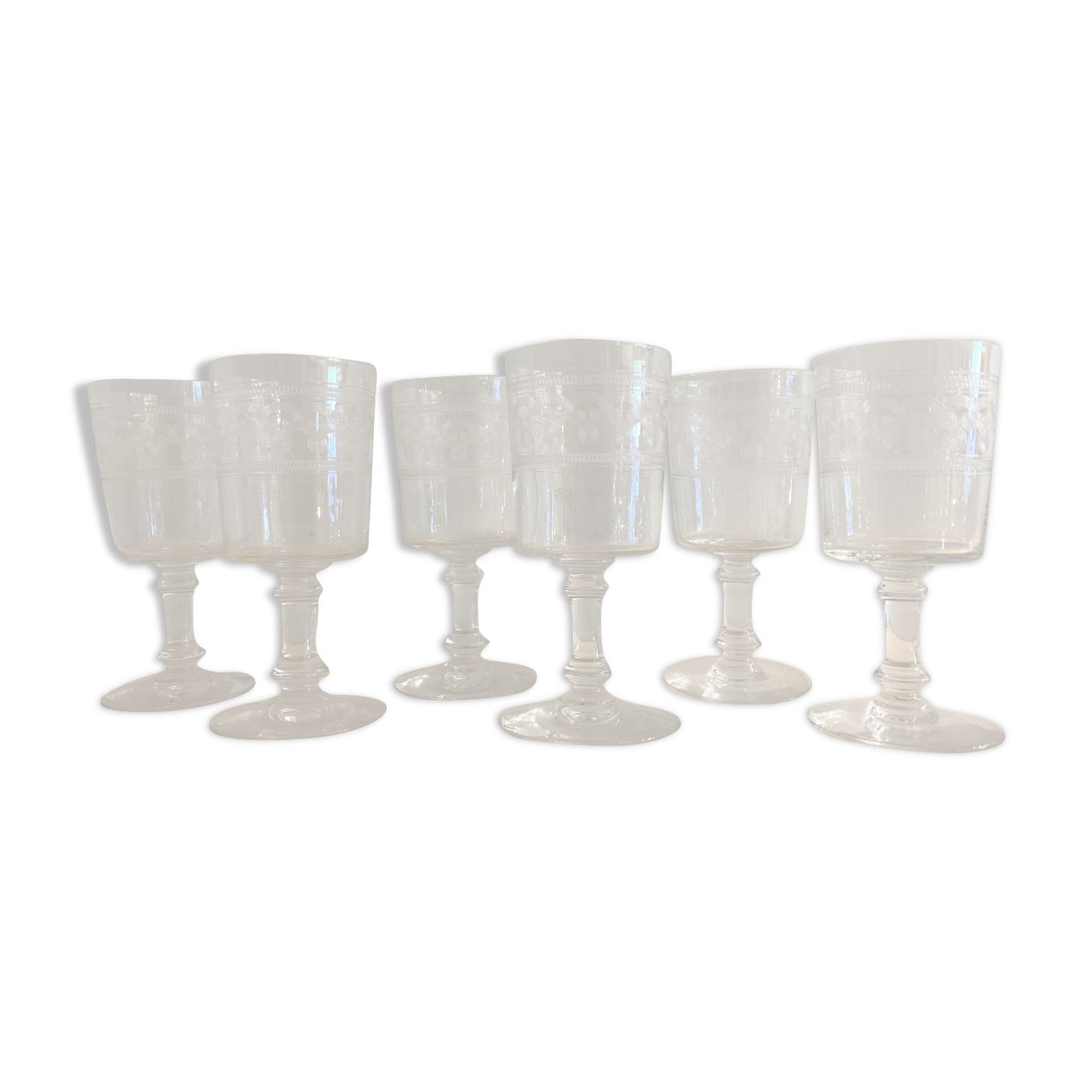 6 glasses on foot in engraved and blown crystal, height 12.5 cm