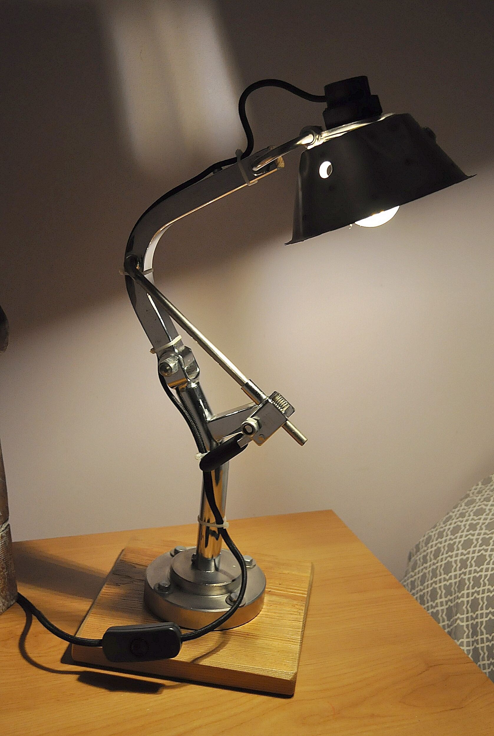 Lampe articulée et pivotante industrielle