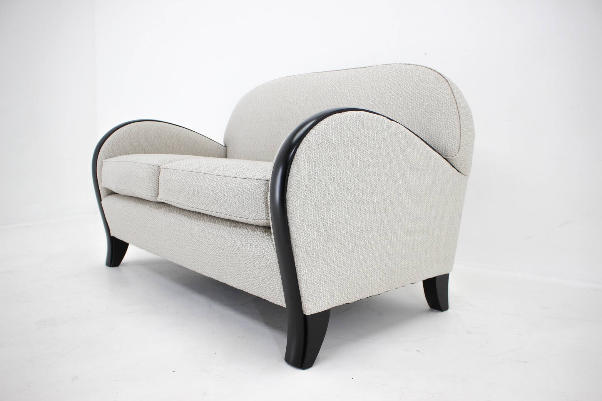 Canapé italien à deux places nouvellement rembourré des années 1940