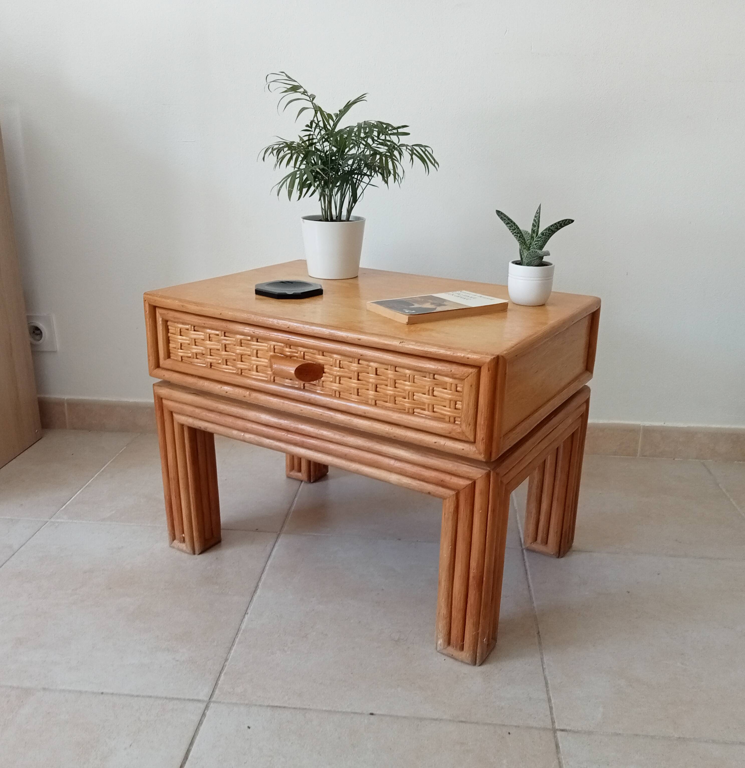 Vintage side table in bamboo and rattan from the 1970s.