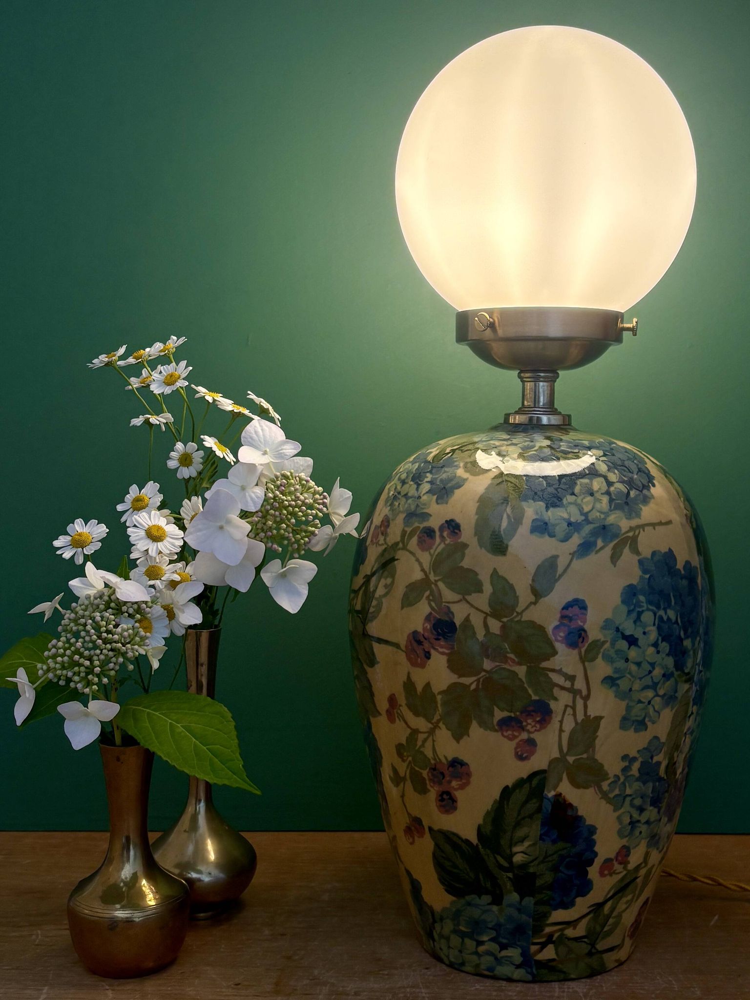 Lampe à poser  vintage décors de fleurs et opaline blanche