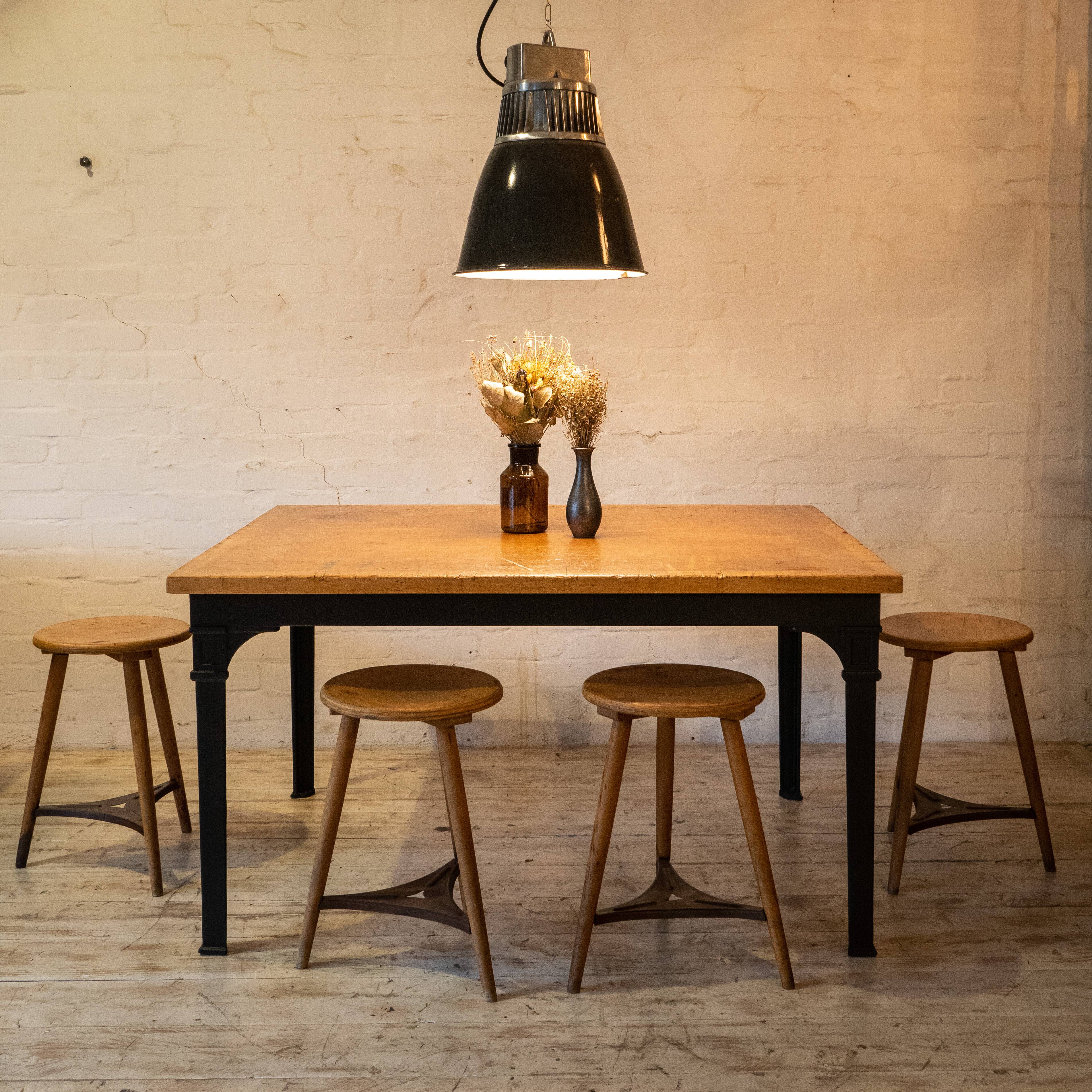 Table de la Reichsbahn avec plateau d'établi