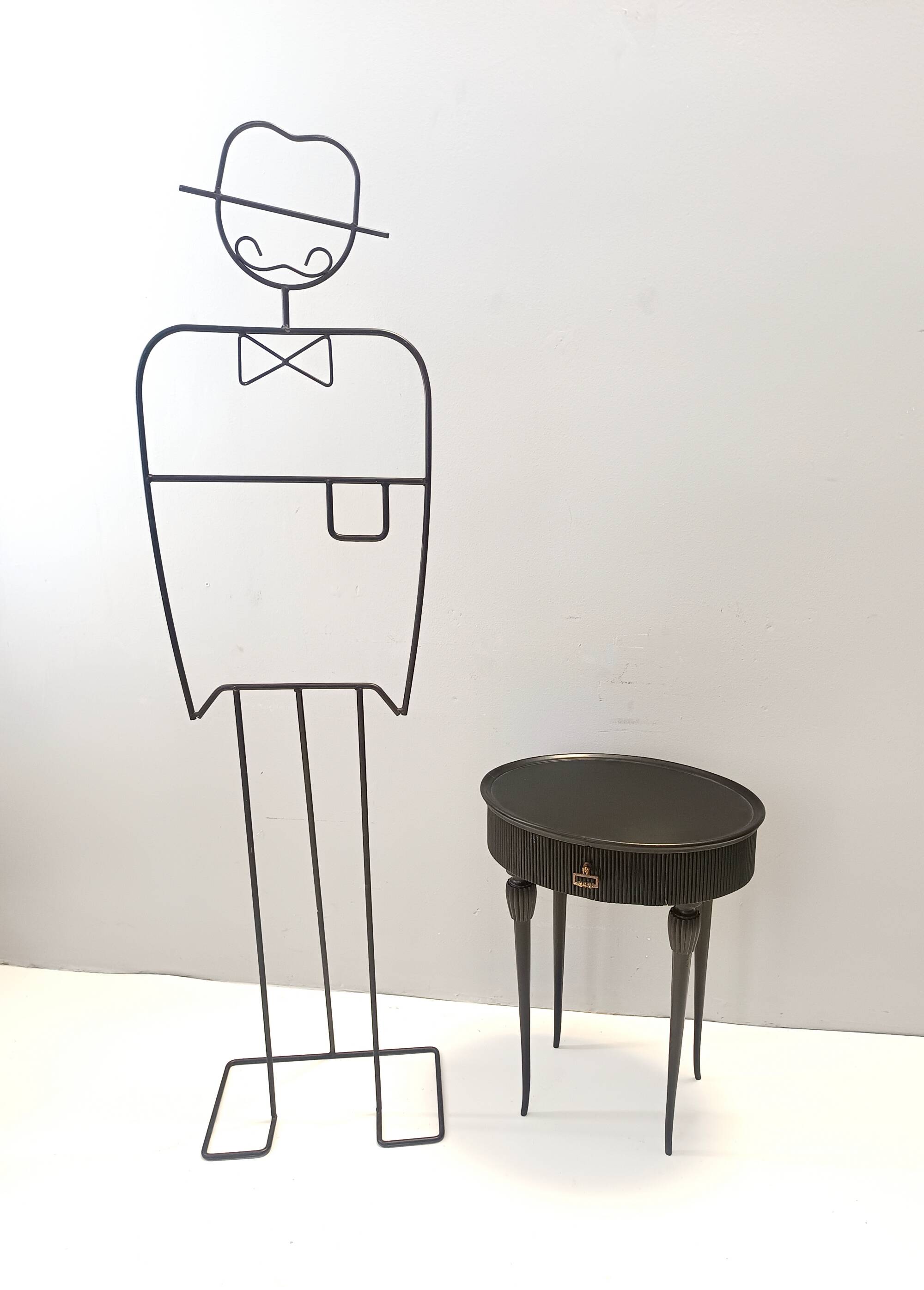 Table d'appoint, table de chevet ovale en hêtre noir ébénisé, Italie