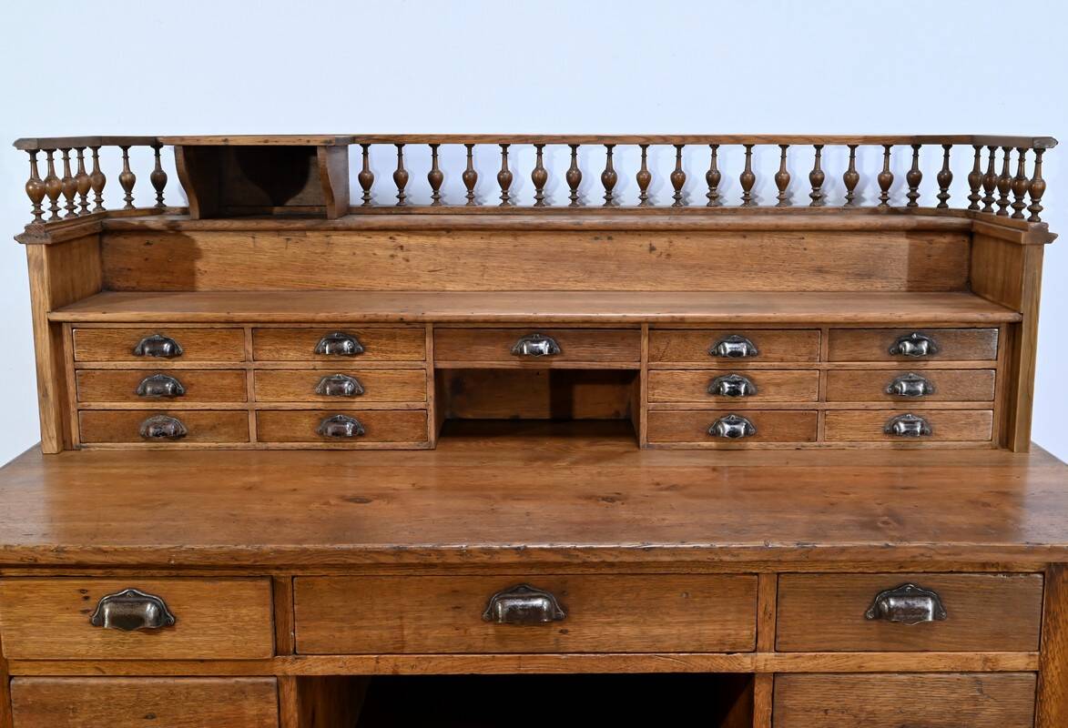 Oak apothecary counter – 1920