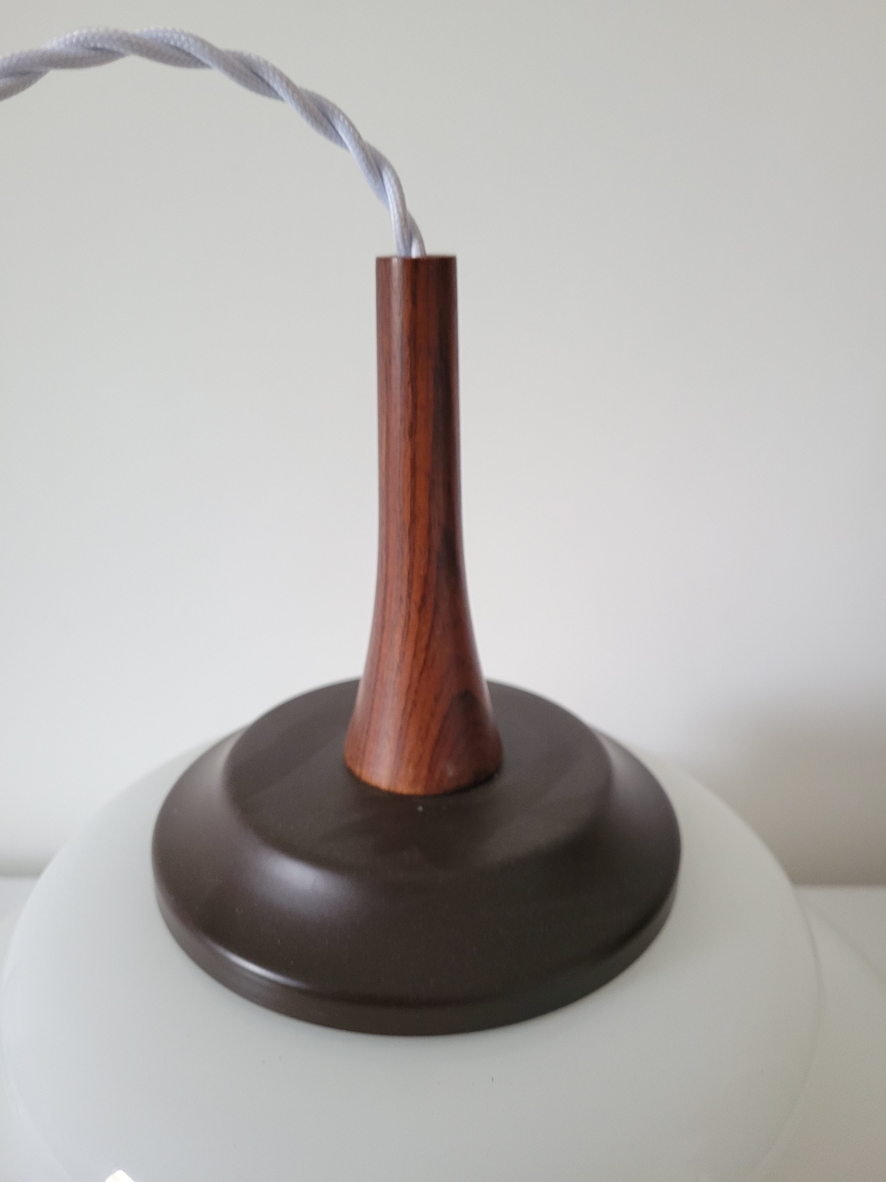 Suspension in opaline and teak