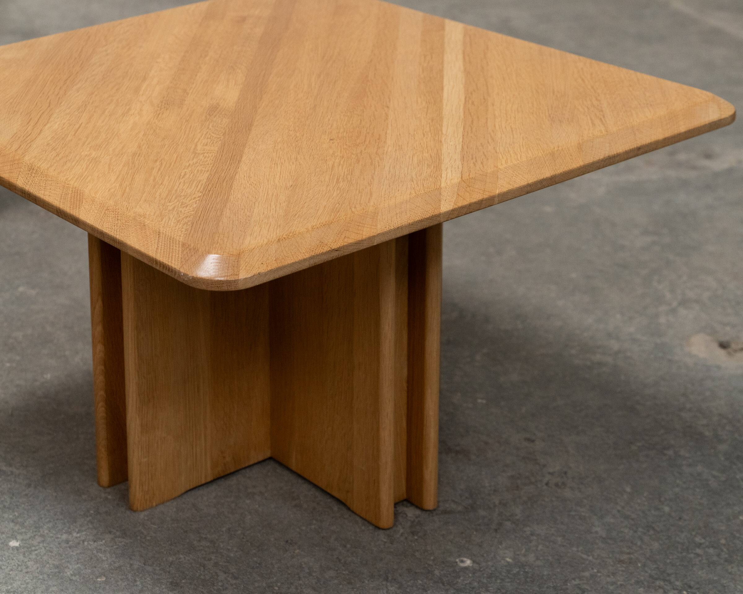 Ensemble de trois tables gigognes en chêne blond, années 80