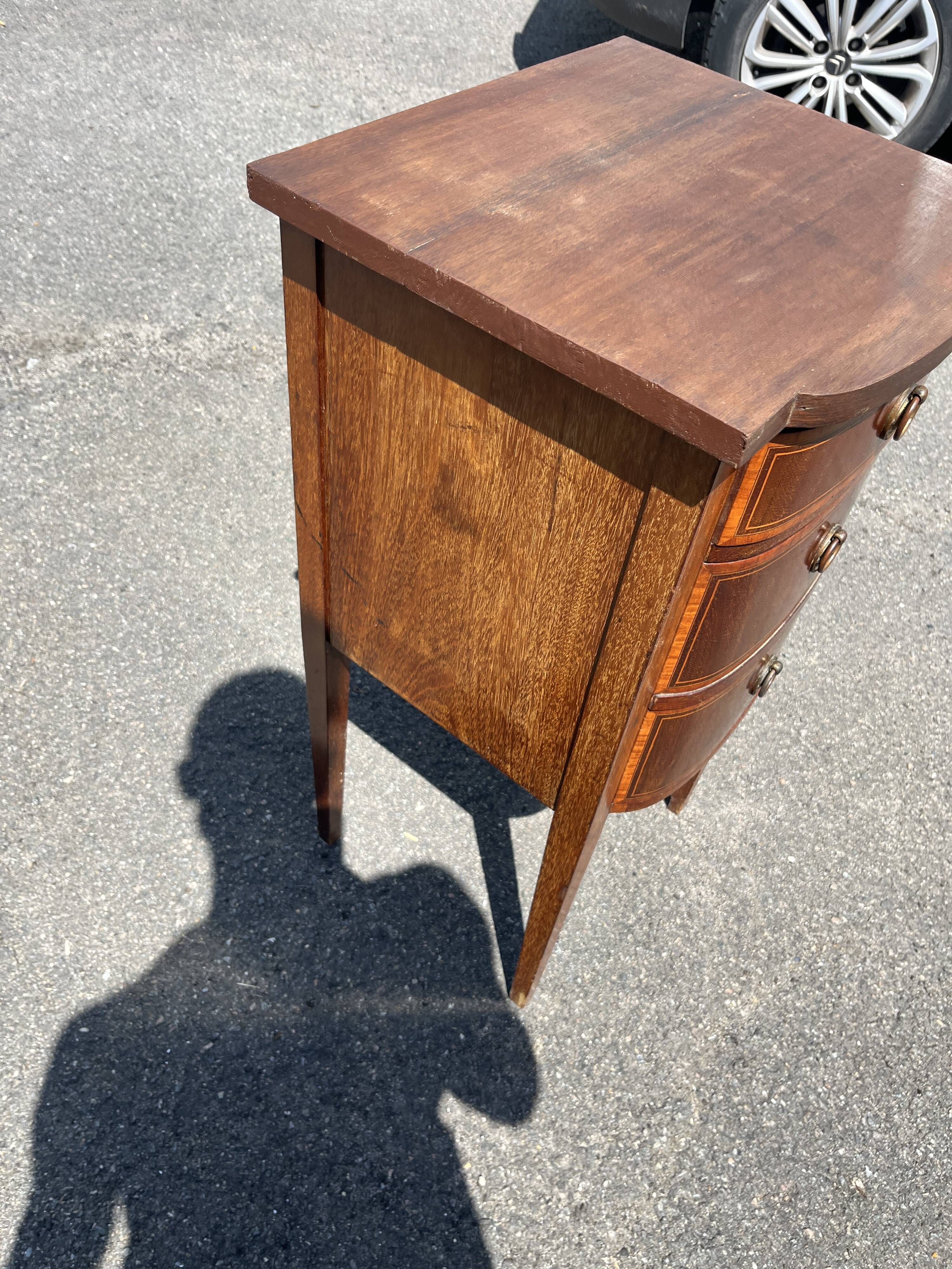 Table de chevet ancienne de style Louis XVI en bois