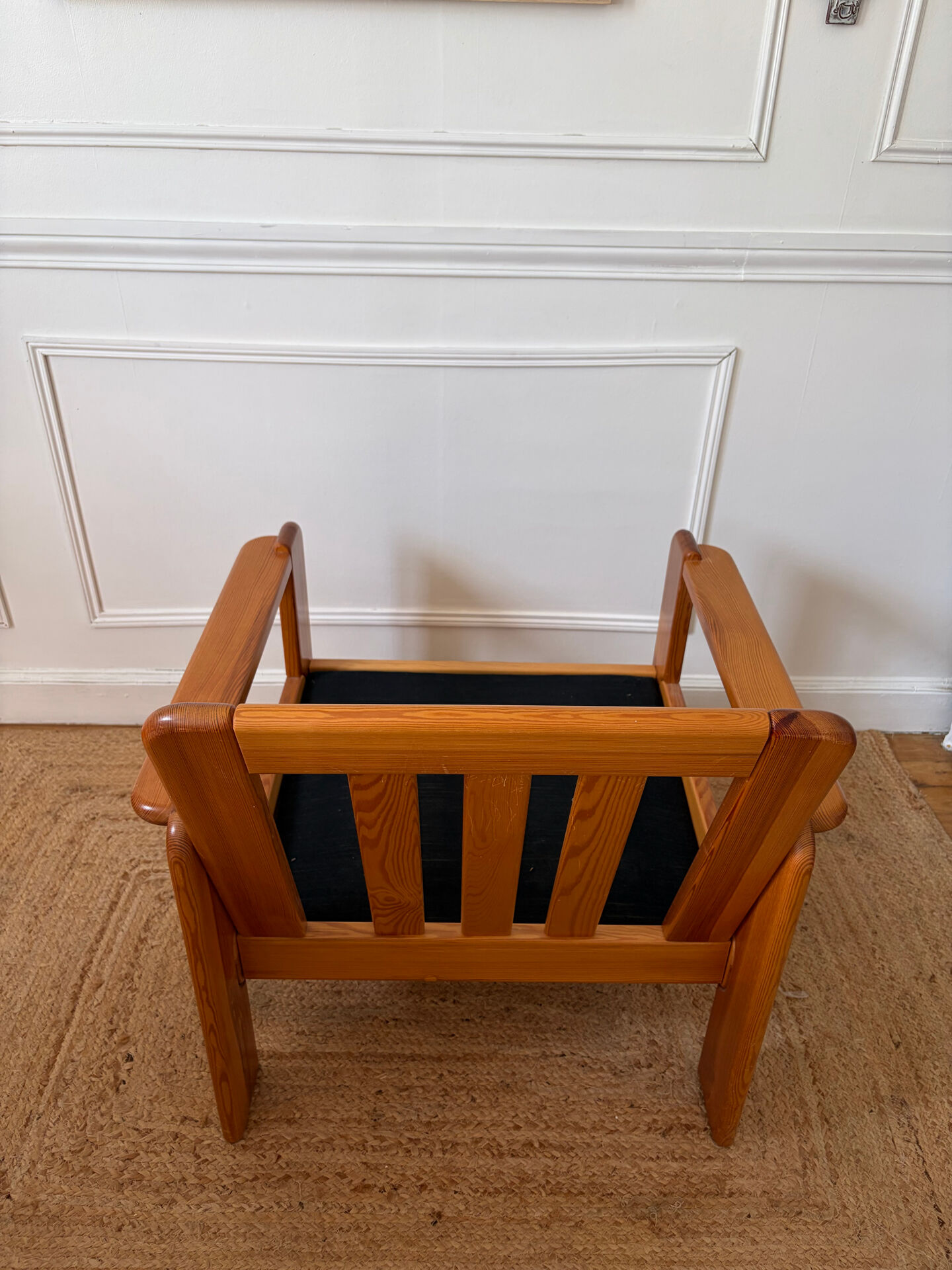 Fauteuil moderniste en pin années 70
