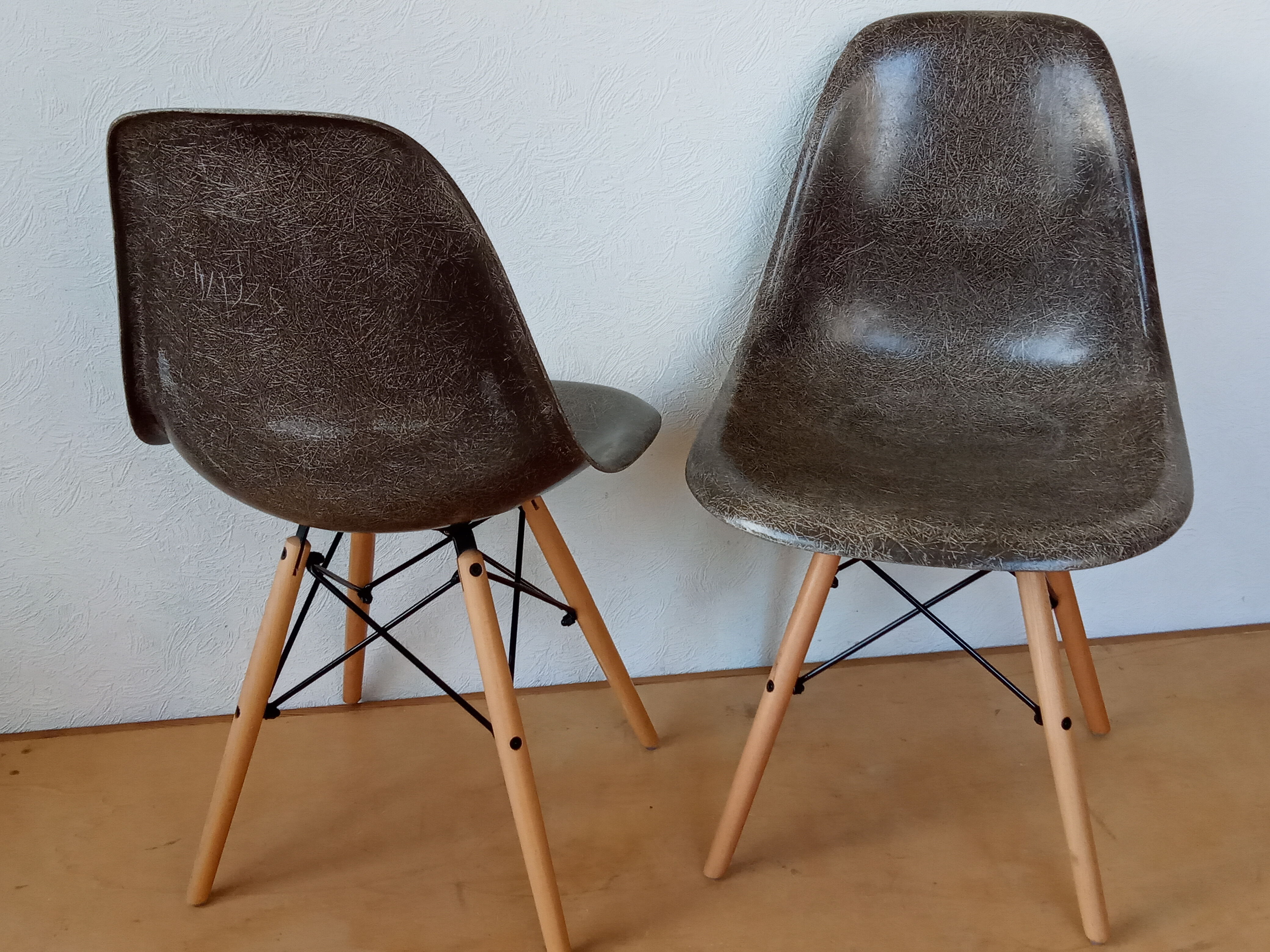 Eames DSW Fiberglass Chair