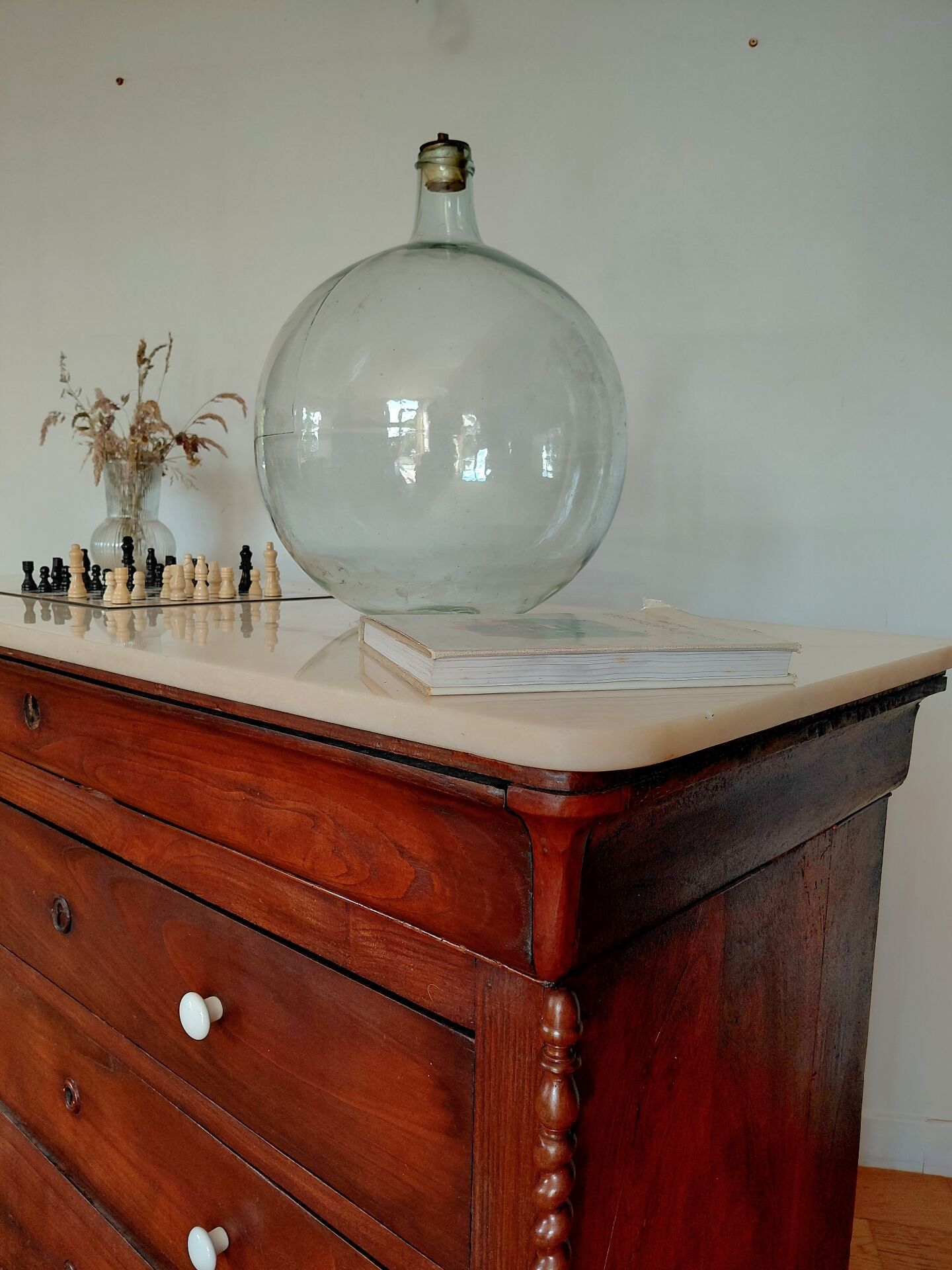 Louis-Philippe XIX walnut commode, twisted columns and marble.