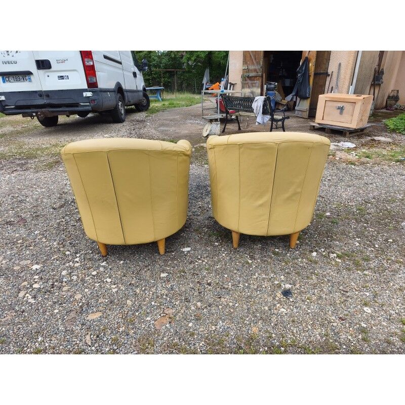 Paire de fauteuils simili cuir marron clair vintage
