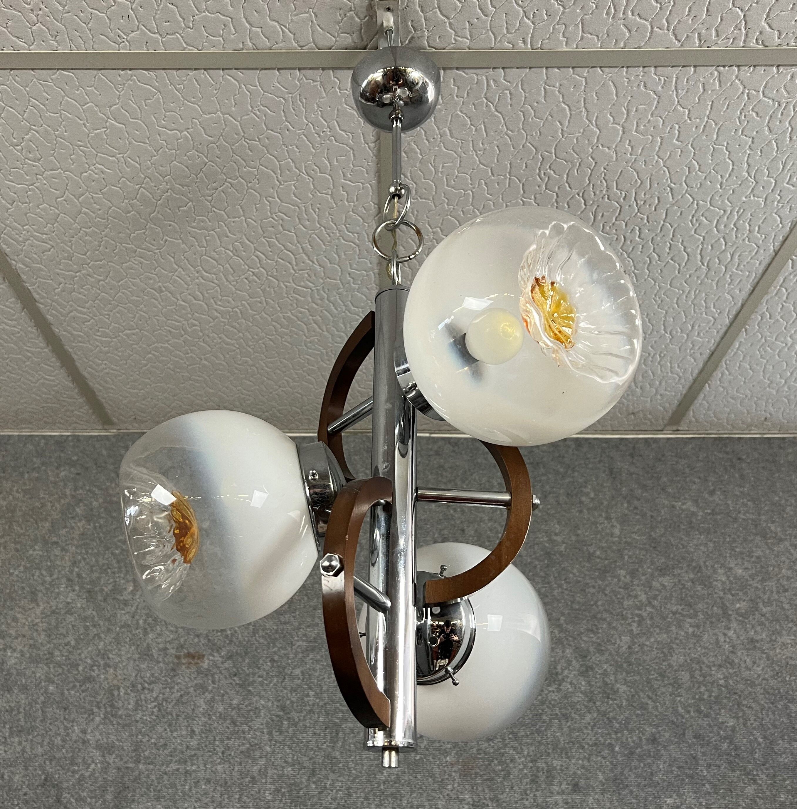 Vintage chandelier in chromed metal and wood with 3 Murano glass globes