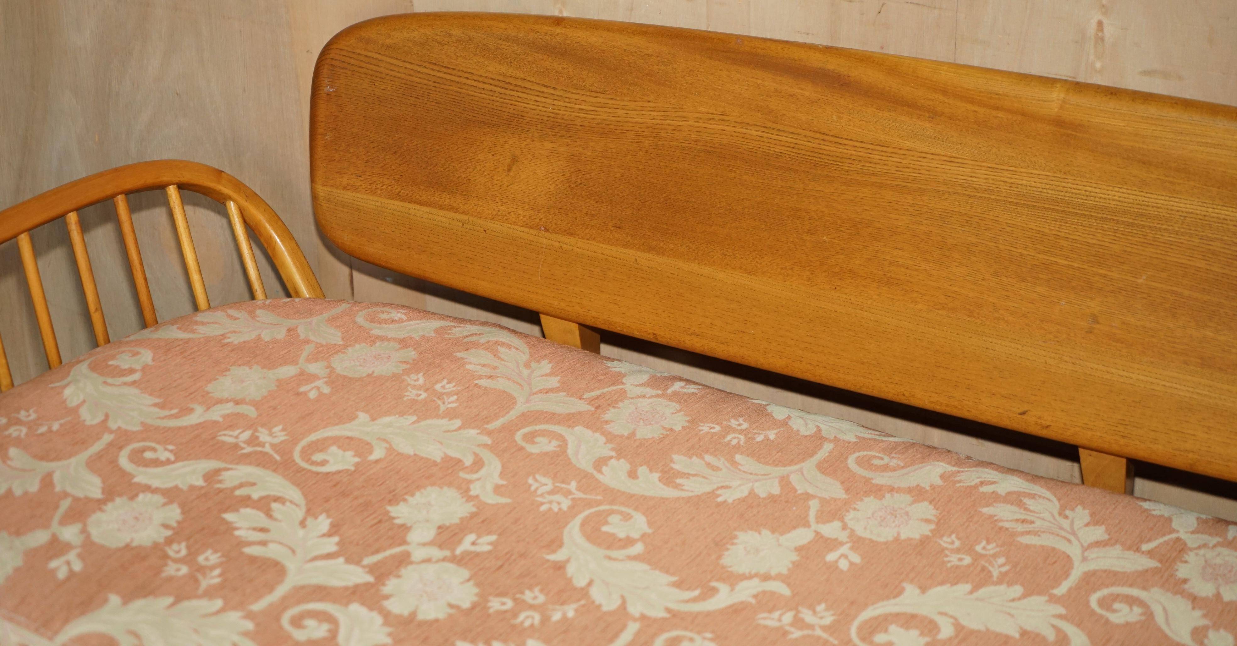Vintage Ercol Windsor Studio 355 canapé / daybed, light wood, Mid-Century Modern design.