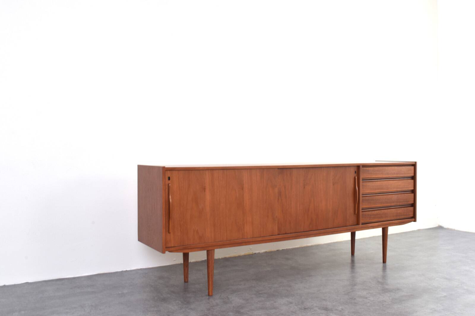 Buffet en teck danois du milieu du siècle, années 1960.