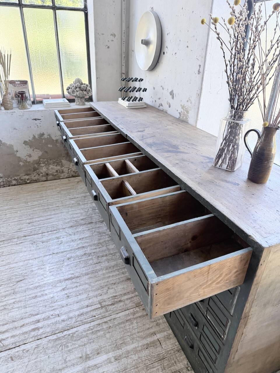 Patinated blue workshop furniture with XL drawers in oak and beech.