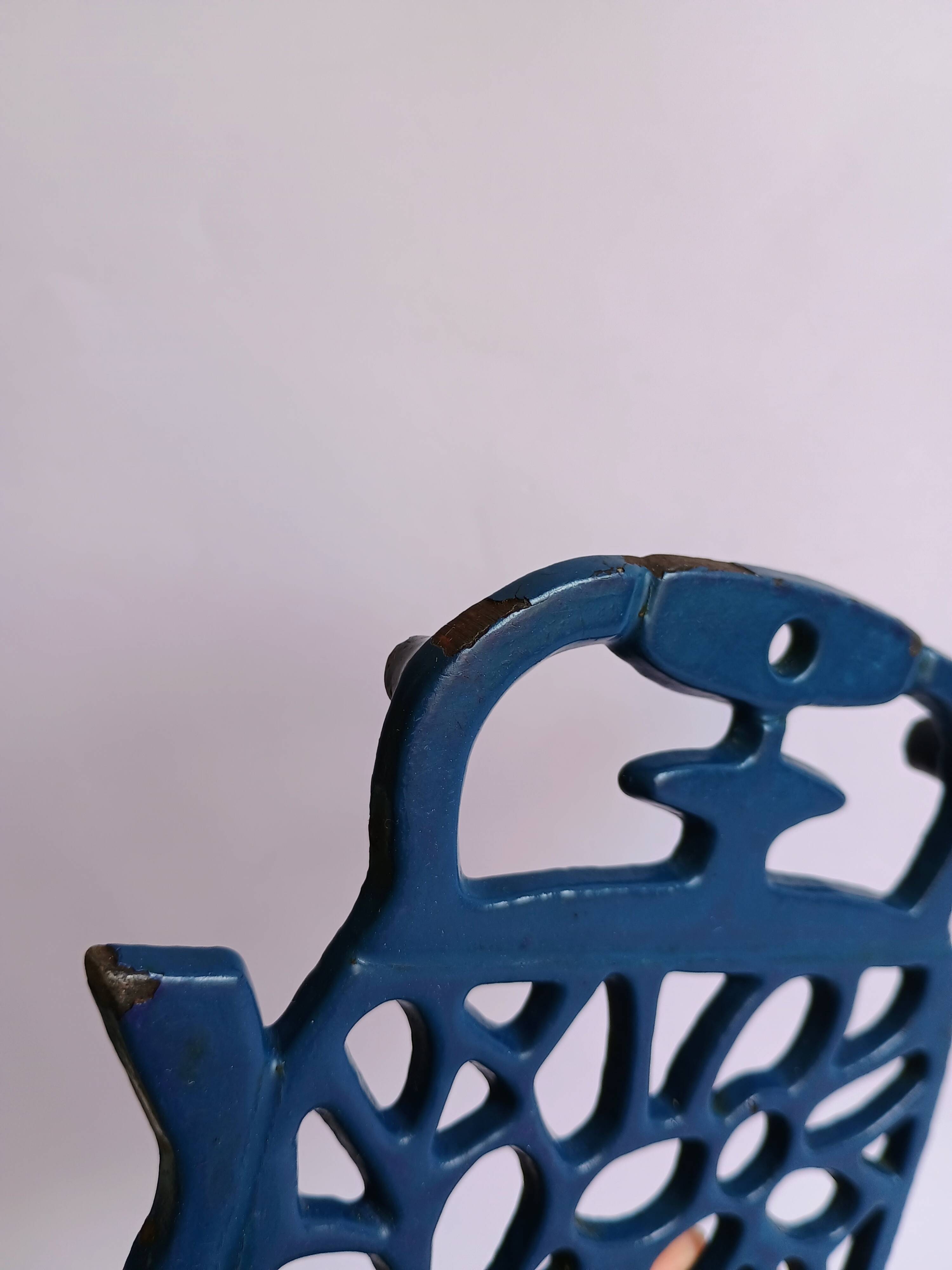Kettle-shaped cast iron trivet
