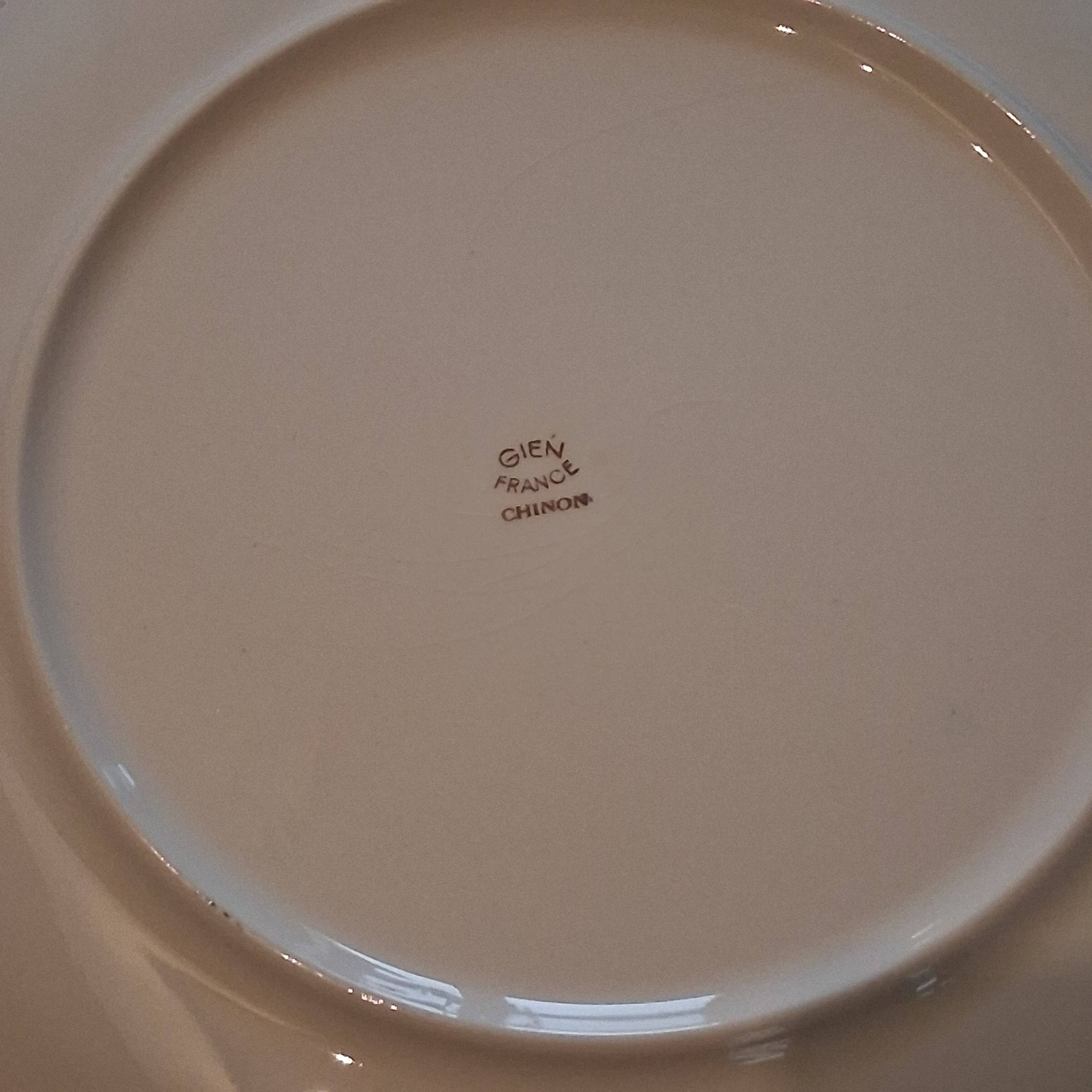 Ear plate from Gien model "Chinon" in very good condition.