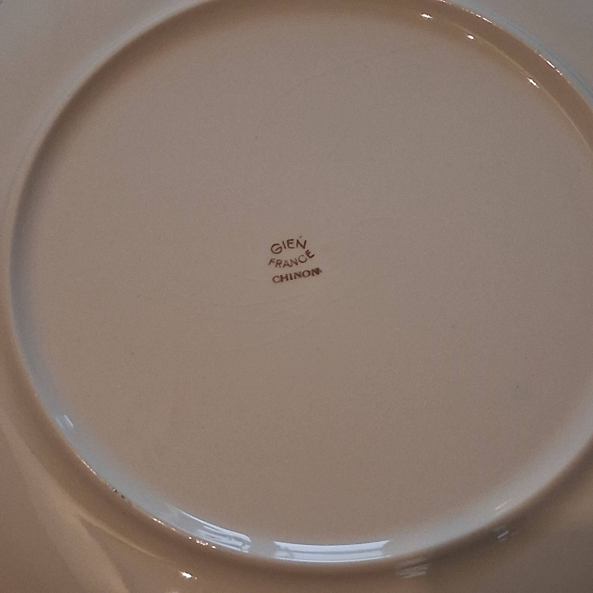 Plat à oreilles de chez Gien modèle "Chinon" en très bon état.