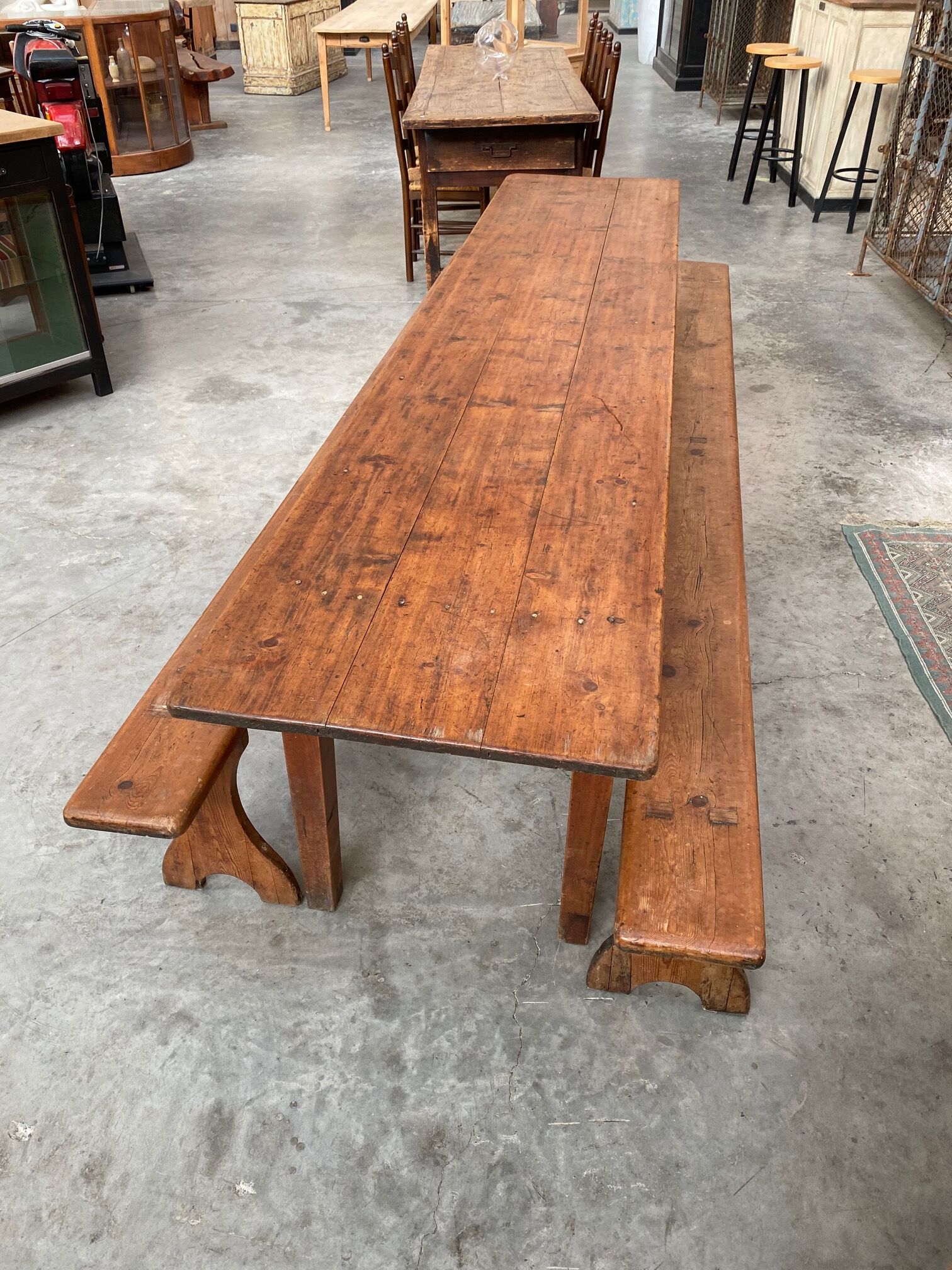 Table de brasserie et ses 2 bancs