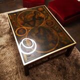Table basse en bois exotique, garniture laiton et planisphère sous verre.