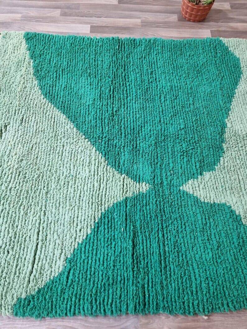 Handmade traditional Beni Ourain Berber rug, size 100 x 200 cm.