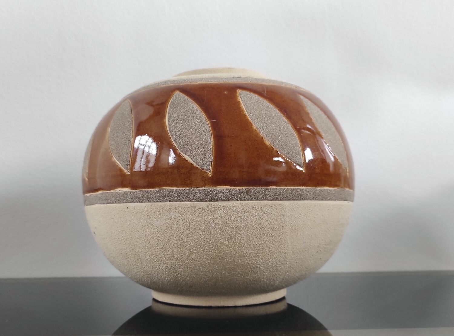 Vintage round vase in artisanal stoneware – Brutalist Design