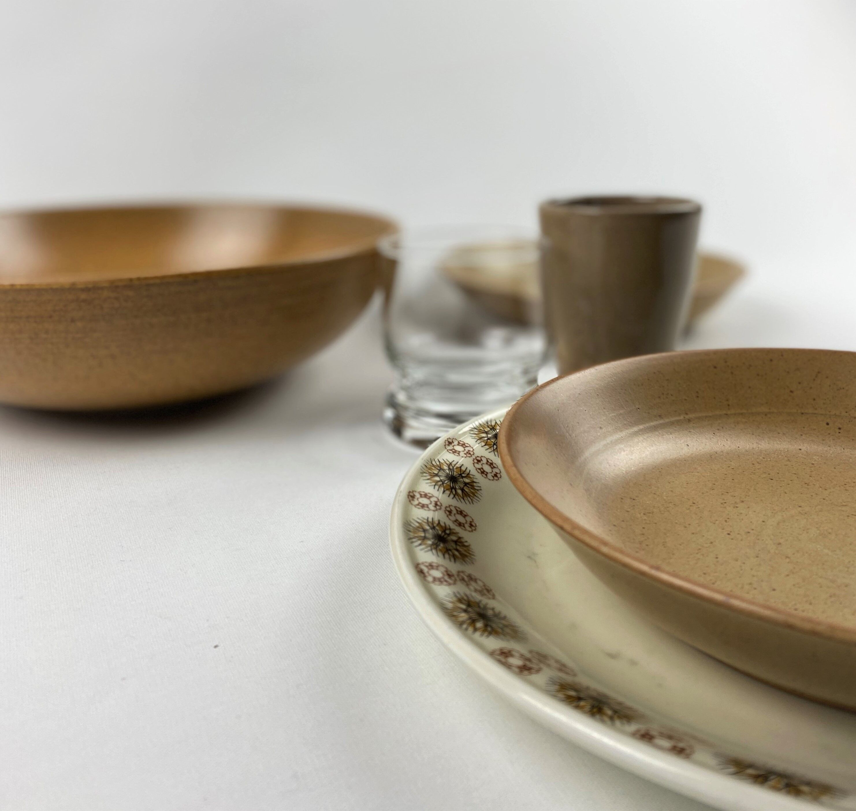 Service de table depareille -  verrerie, grès et faïence  - 6 couverts -25 pièces