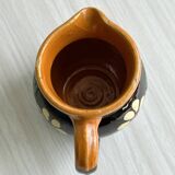 Petit pichet Alsacien en céramique noire et marron, décoré de motifs floraux peints à la main.
