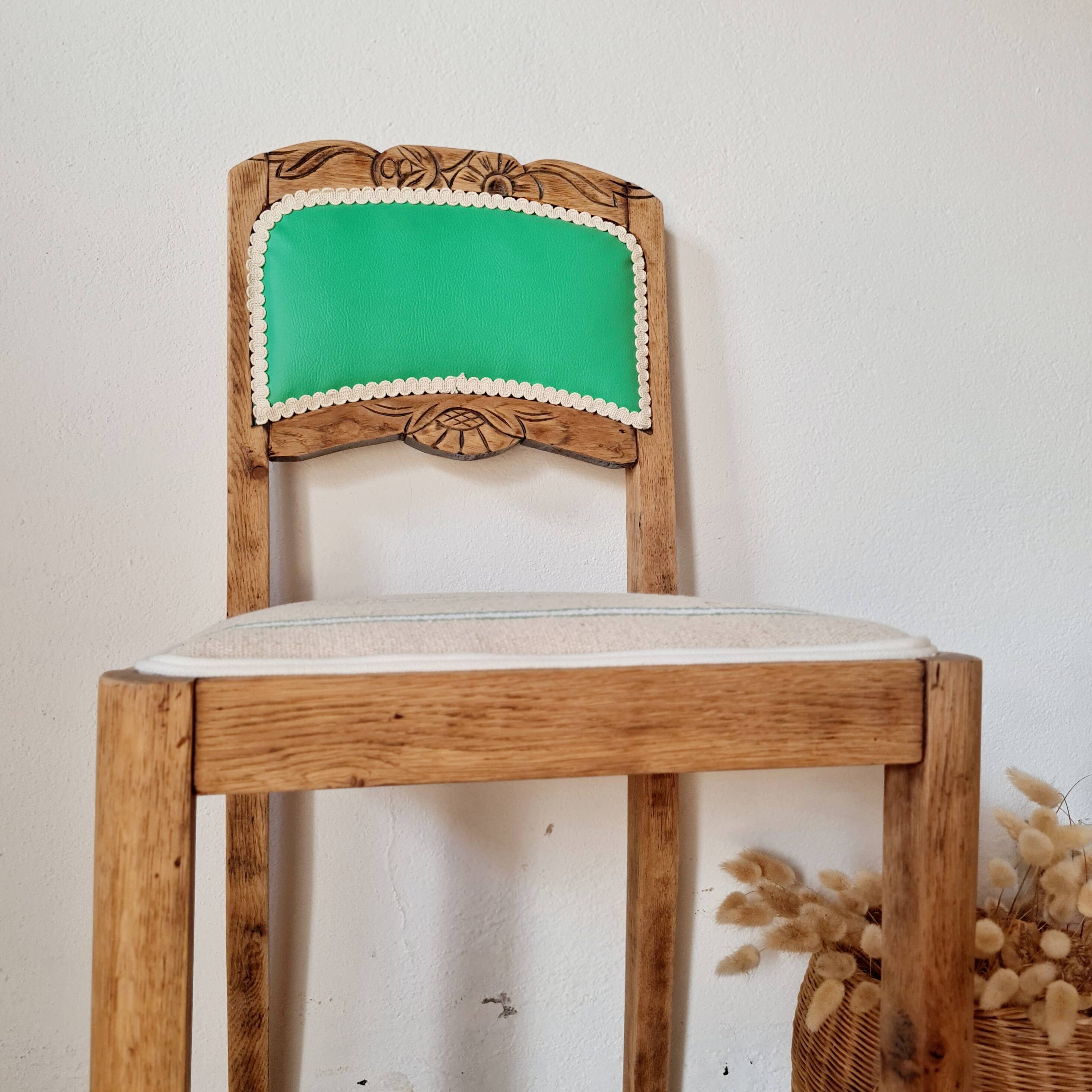 Chaise ancienne rénovée – bois sculpté et dossier vert
